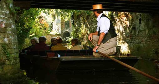 Evening ghost punting tour on the river