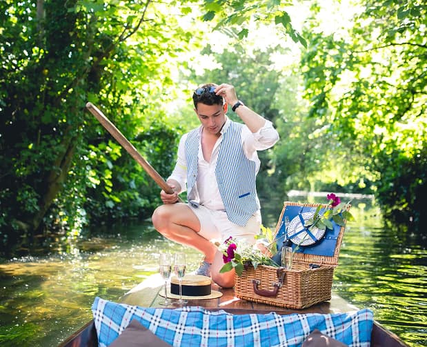 Chauffeured punting tour with picnic on the River Stour